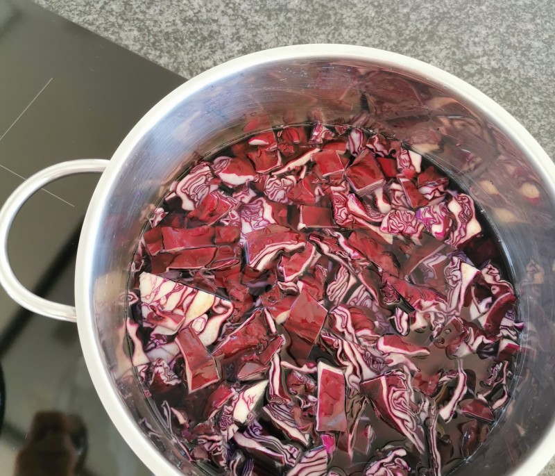 Blaukraut kochen für Ostereier-Färben mit Blaukrautsud