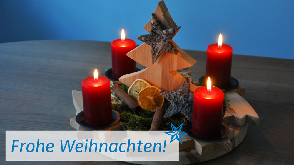 ATM-Adventkranz mit vier brennenden Kerzen