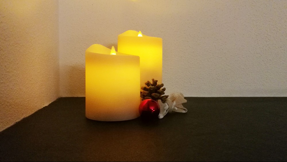 LED-Kerzen weihnachtlich dekoriert