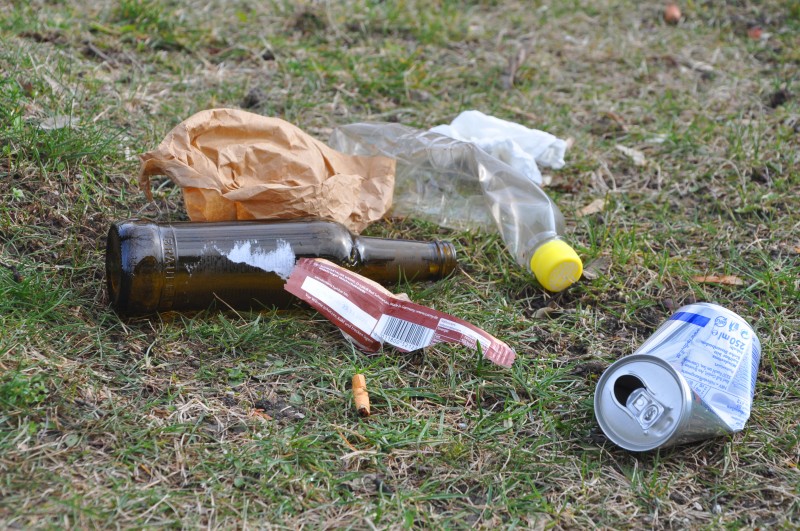 Symbolfoto ATM - Littering. Achtlos weggeworfene Verpackungen