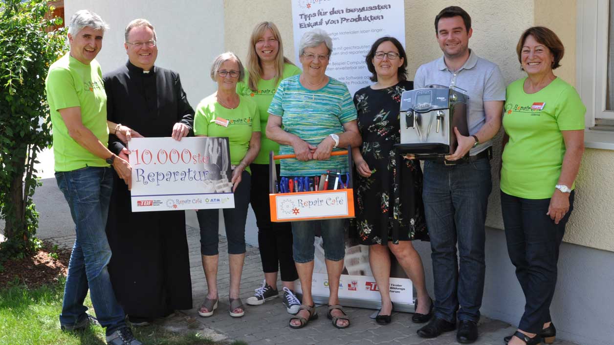 Reparieren statt wegwerfen: Zur 10.000sten Reparatur bei einem Repair Café in Tirol fanden sich viele Gratulanten ein. 