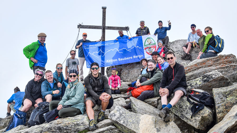 "Saubere Berge"-Gruppe am Gipfel der Ahornspitze in Mayrhofen