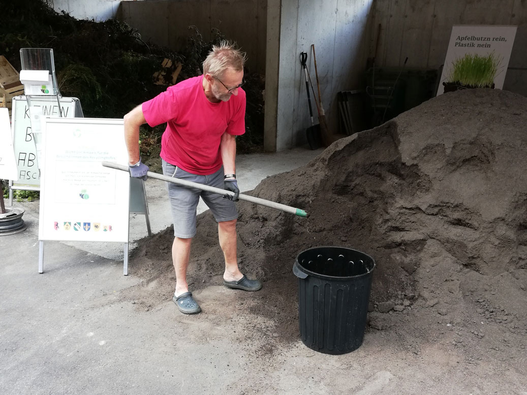 Bürger bei der Entnahme von regionalem Qualitätskompost in Mayrhofen